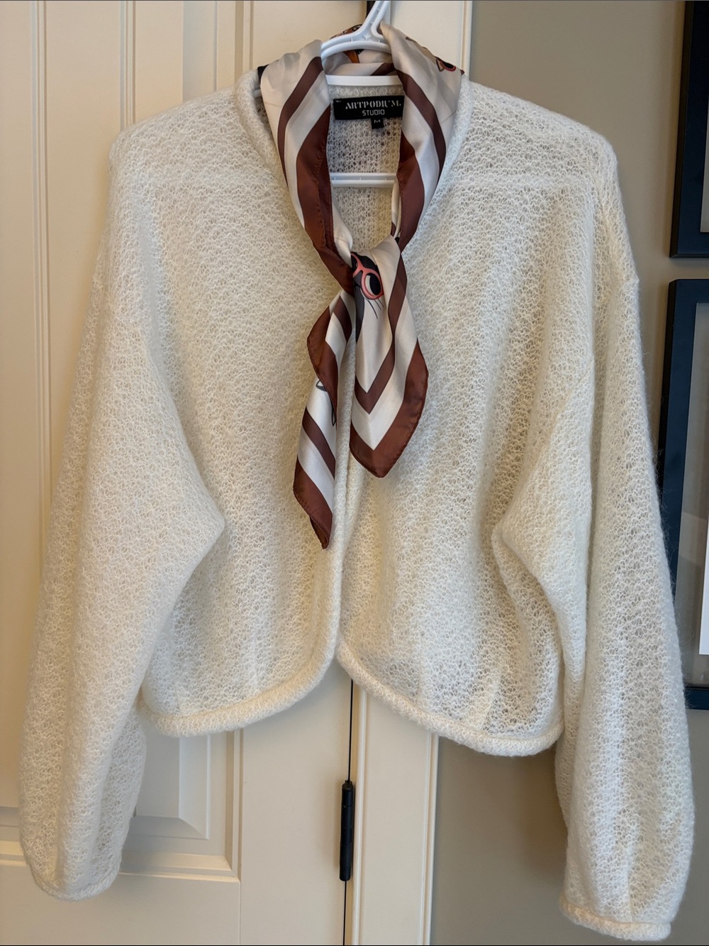 ARTPODIUM STUDIO- Cream Open-Front Knit sweater with cat scarf